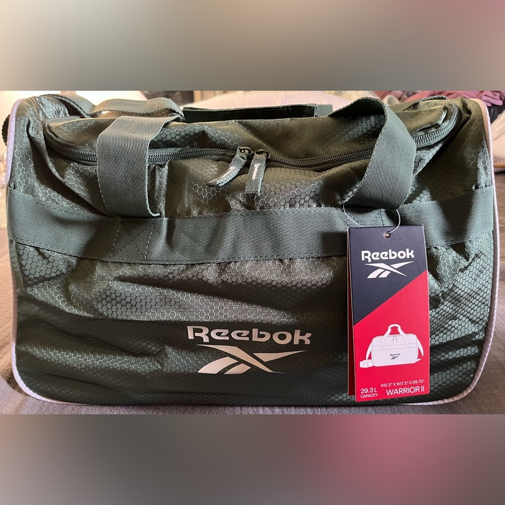 NWT green/white Reebok lightweight smaller gym duffle bag adjustable strap NICE